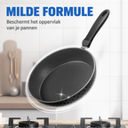 Reinigingspasta die aangebrand vuil van pannen trekt